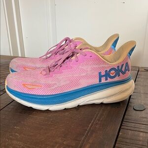 Hoka Clifton 9 Running Athletic Shoes in a pink Sz 10 Women's F27223D